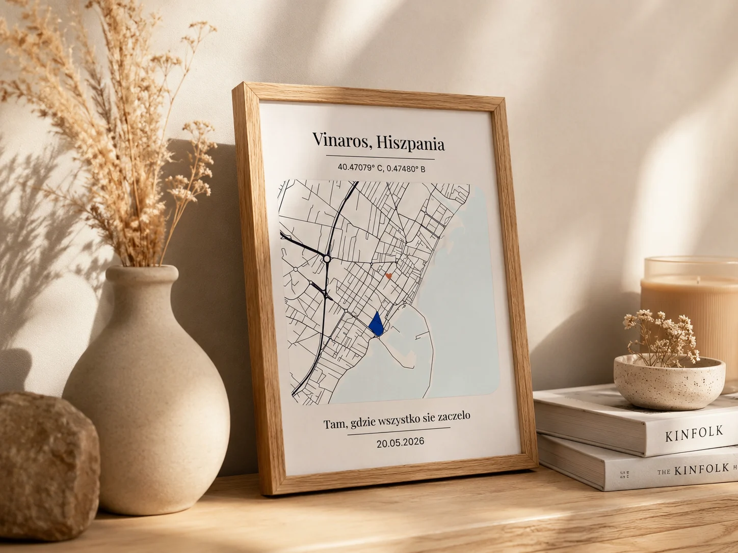 Ramka miejsca z minimalistyczną mapą i współrzędnymi — personalizowana ramka LoreFrame, dąb 15x20 cm